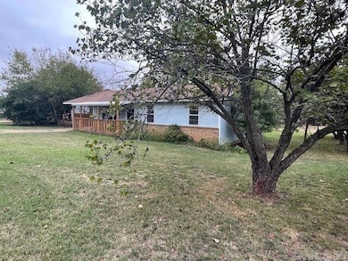 235 E 10th St, Newark, AR 72562 - photo 3