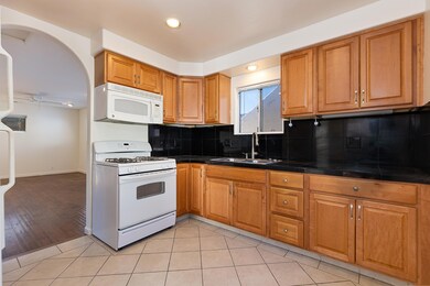 BRIGHT KITCHEN