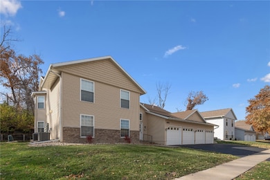 3915 Lexington Dr NE unit B, Cedar Rapids, IA 52402 - photo 2