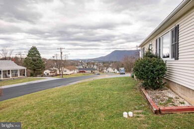 747 Ash St, Strasburg, VA 22657 - photo 3