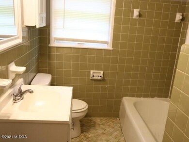7 Hall Bath
