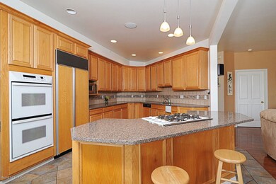Kitchen w/ Breakfast Bar