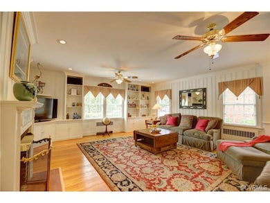 Gas fireplace with decorative mantel, built-in cab