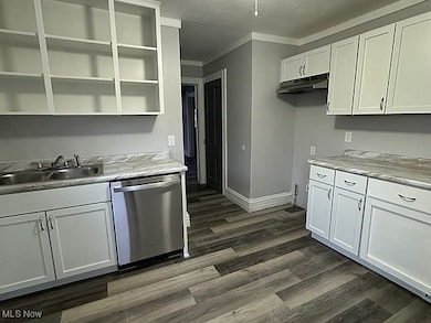 220 Lake Ave unit up, Elyria, OH 44035 - photo 2