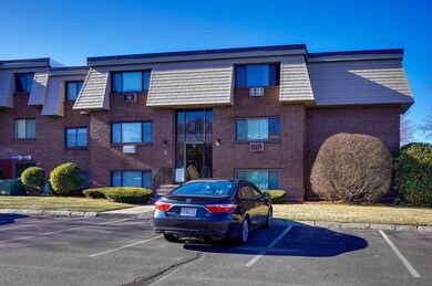 6 Hallmark Gardens unit 5, Burlington, MA 01803 - photo 2