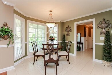 Lots of natural light to dine by