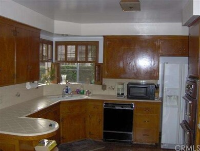 kitchen wraps around to laundry area and third bat