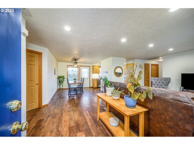 Living Room/Entrance