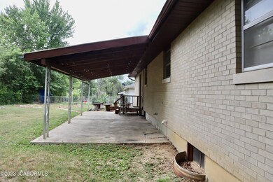 1012 Chippewa Back Covered Patio