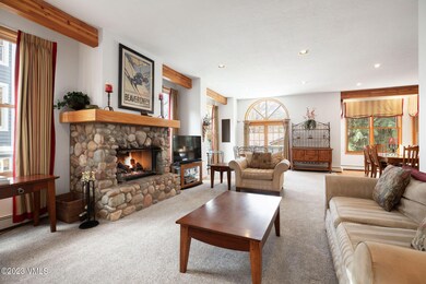 195_greenwaye_1b_interior_living