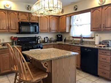 GRANITE COUNTERTOPS & ALL OAK CABINETRY