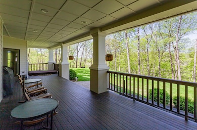 Covered Deck/Hot tub