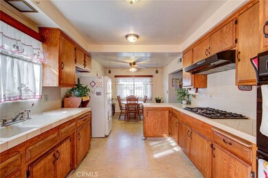 10814 Mansel Ave, Inglewood, CA 90304 - photo 3