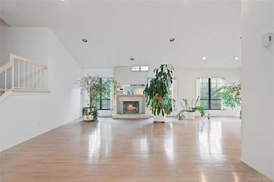 147 Darters Ln, Manhasset, NY 11030 - photo 2