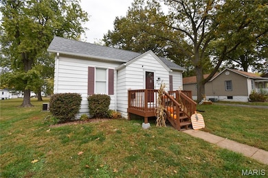 615 E MacOupin St, Staunton, IL 62088 - photo 2