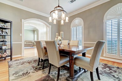 DINING ROOM (15 x 13)