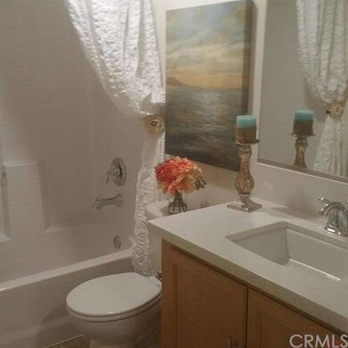 Full 2nd bath.  Quartz counters with rectangle und