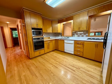 2221 Pinehurst Ct, Midland, MI 48640 - photo 5