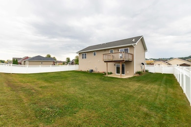 360 Shrewsbury Ln, Dubuque, IA 52003 - photo 2