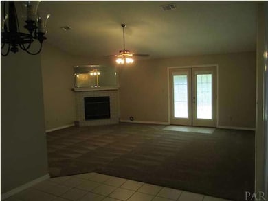 Large Living Room s/ Fireplace