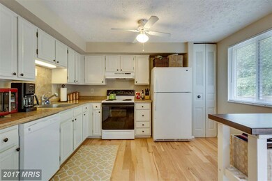 8132 Willowdale Ct, Springfield, VA 22153 - photo 4