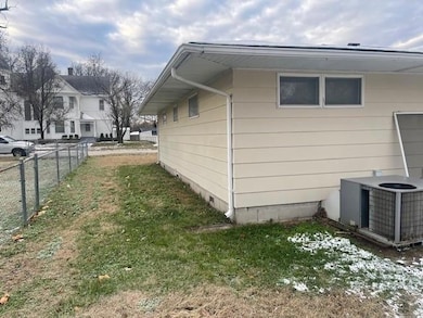 206 W Buffalo St, Girard, KS 66743 - photo 4