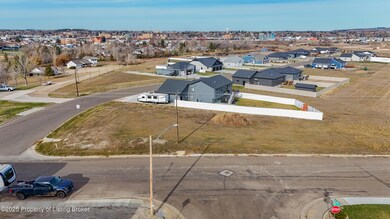 592 River Dr, Dickinson, ND 58601 - photo 2