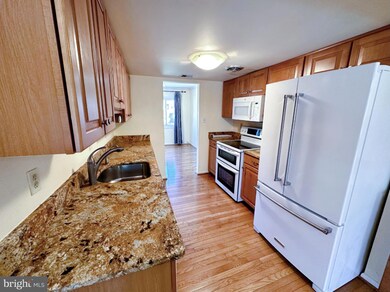 9526 Miranda Ct, Fairfax, VA 22031 - photo 5