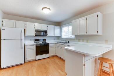 Light and Bright Kitchen with white enameled cabin