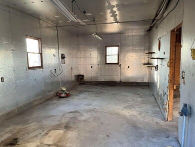 IINSULATED SHOP SPACE