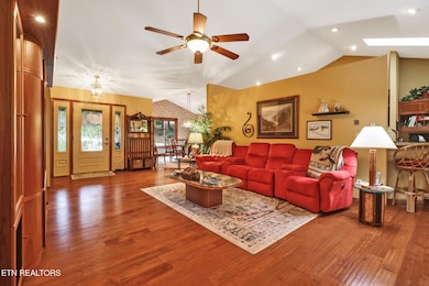 SPACIOUS LIVING ENTERTAINING AREA