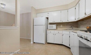 40 Bristol Ct unit 6, Freehold, NJ 07728 - photo 4