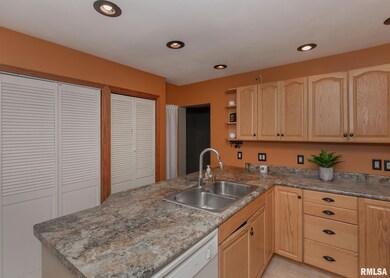 2705 W 67th St, Davenport, IA 52806 - photo 6