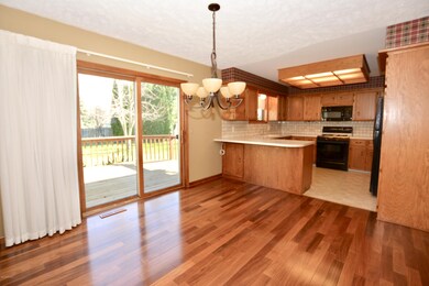 Dining area to kitchen