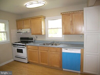 123 Lambert Dr, Manassas Park, VA 20111 - photo 5