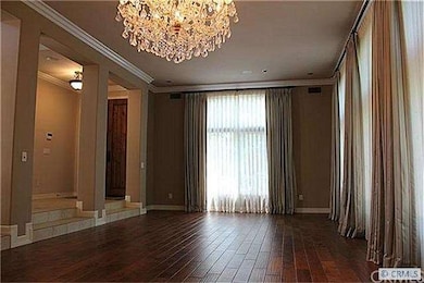 Beautifully Appointed Living Room/ Dining Room Com