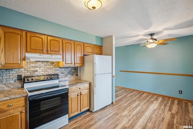 6504 Cedar St, Davenport, IA 52806 - photo 7