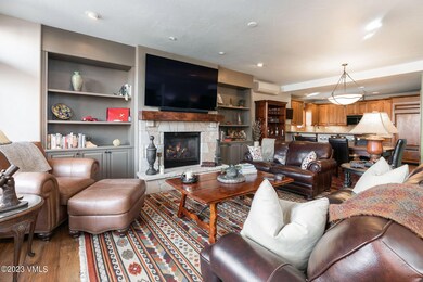 alpine_club_305_interior_living_b