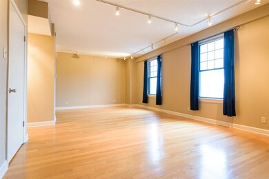 There are 3 large north facing windows in this stu