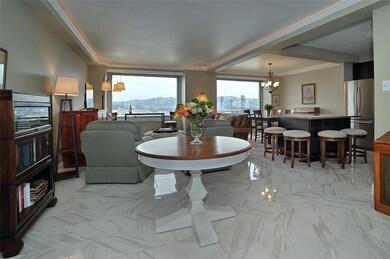Welcome to Gateway Plaza Suite with River Views!