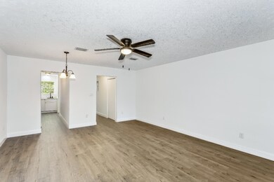 35 10th St Unit D Shalimar FL 32579 USA-