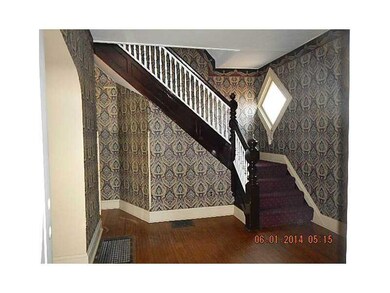 Entry/Foyer.