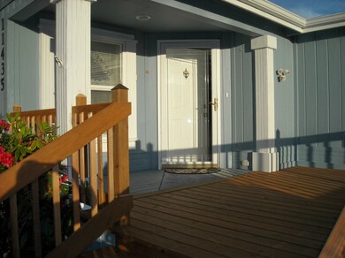 Front Entryway w/ NEW deck