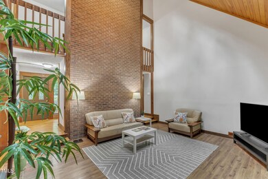 22-201 Erskine Ct-28