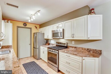 5829 Cove Landing Rd unit 102, Burke, VA 22015 - photo 3