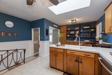 125 Sylvia Ln, Naperville, IL 60540 - photo 2