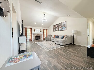 284 S Kit Carson St, Fort Gibson, OK 74434 - photo 3