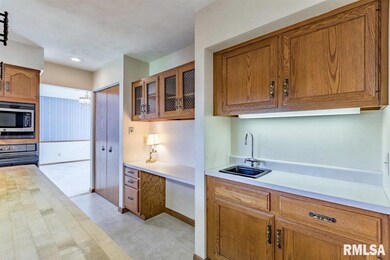 2202 E 47th St, Davenport, IA 52807 - photo 6