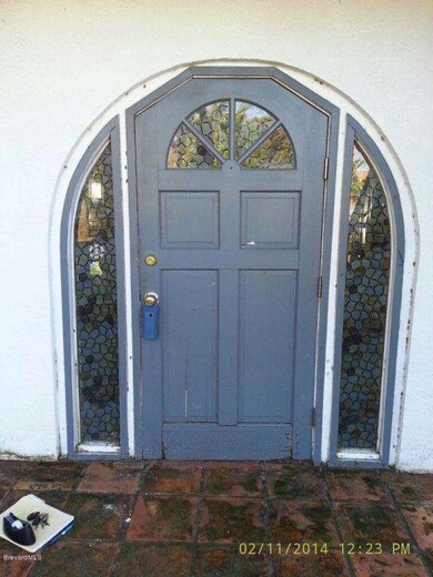 Ground level door, nice detail
