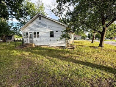 1101 E Sycamore St, Columbus, KS 66725 - photo 4